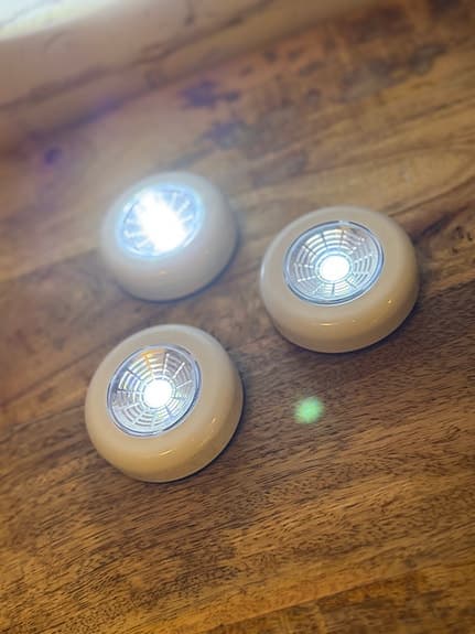 2 Wiz lampor,4större glödlampor(varmt ljus)3självhäftande spotlights,glödlampor