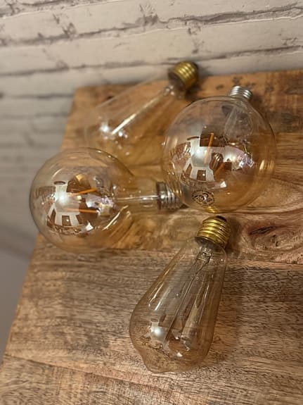 2 Wiz lampor,4större glödlampor(varmt ljus)3självhäftande spotlights,glödlampor