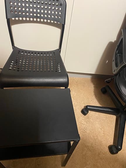 2 stolar och en bord