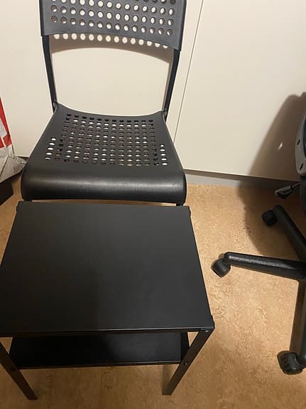 2 stolar och en bord