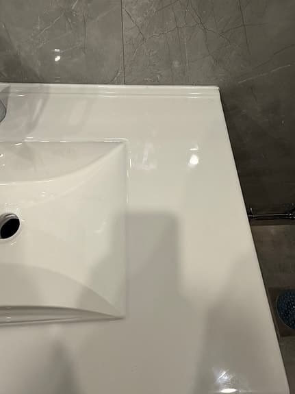 Vitt handfat i porslin 80 cm