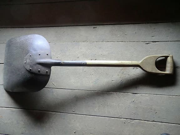 gammal stor spade skovel skyffel spannmålsskyffel spannmål