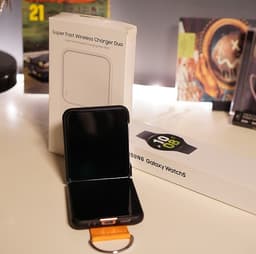 Z flip 4 128gb + Watch 5 och Laddstation