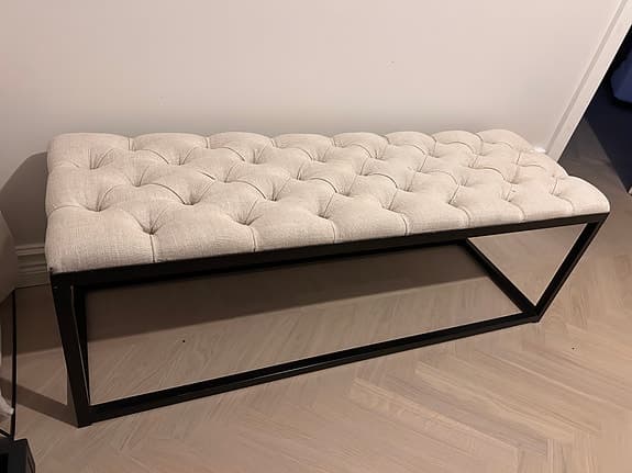 Sittbänk från Artwood i beige linnetyg.