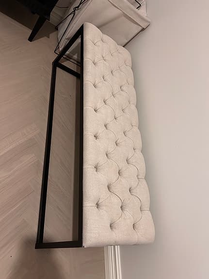 Sittbänk från Artwood i beige linnetyg.