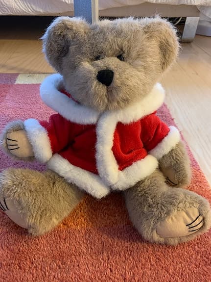 Nalle med tomtedräkt luva