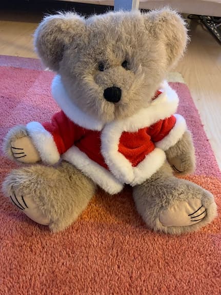 Nalle med tomtedräkt luva