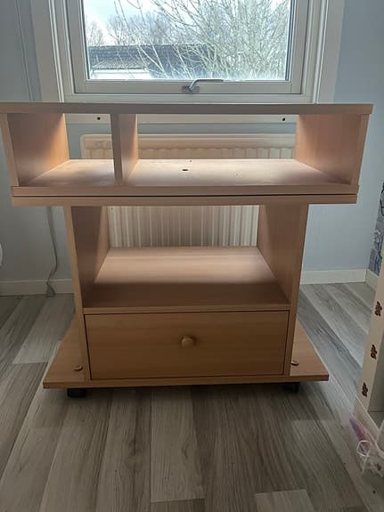 Sängbord eller ett bord med förvaring, går att vrida på toppen av den.