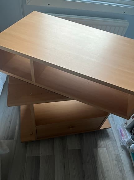 Sängbord eller ett bord med förvaring, går att vrida på toppen av den.