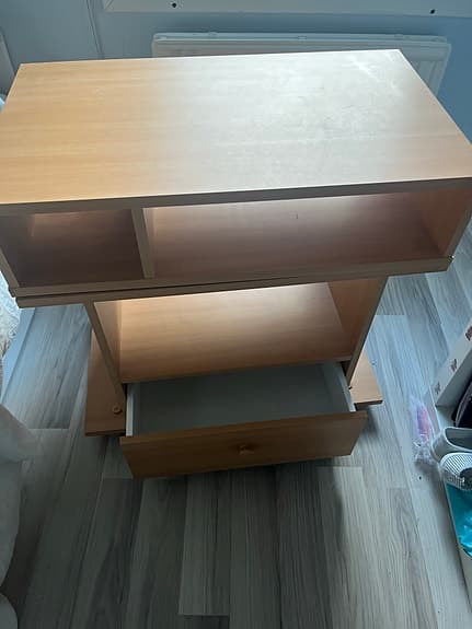 Sängbord eller ett bord med förvaring, går att vrida på toppen av den.