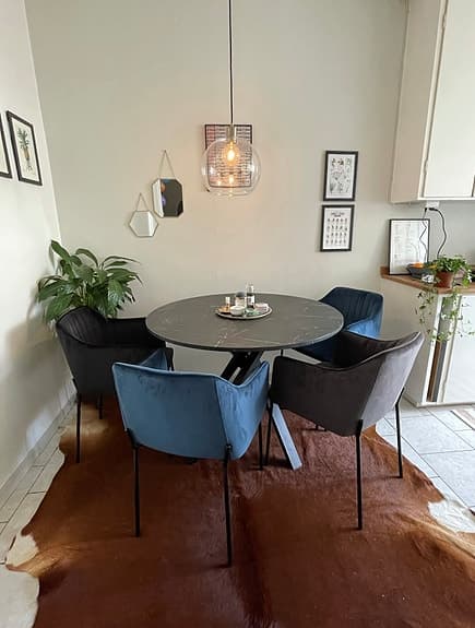 Svart runt bord från IKEA + stolar