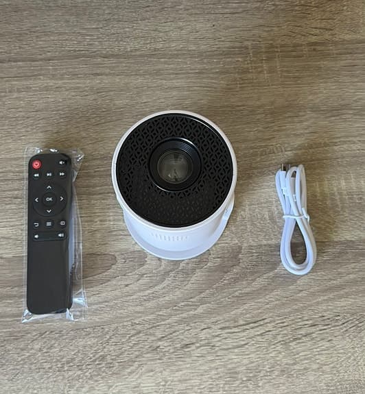 Projektor med fjärrkontroll