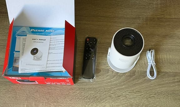 Projektor med fjärrkontroll