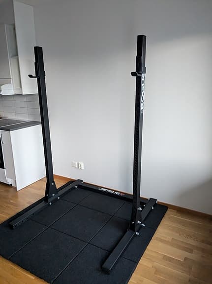 Rogue Fitness Squat Rack med spotter arms