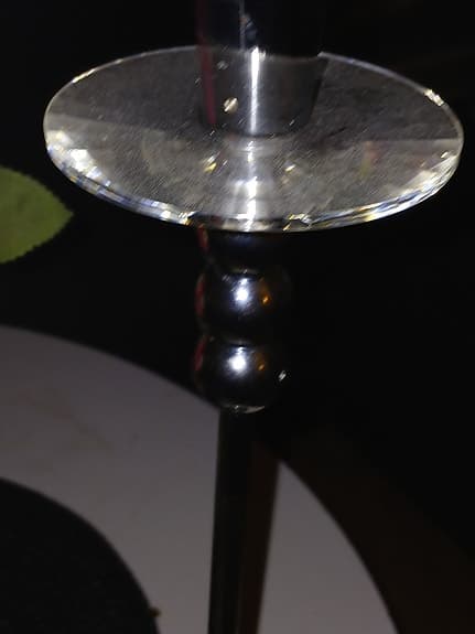 Fin lyxig lampa hög lång sladd. Rosa vackra retro ljusstakar. Felfria