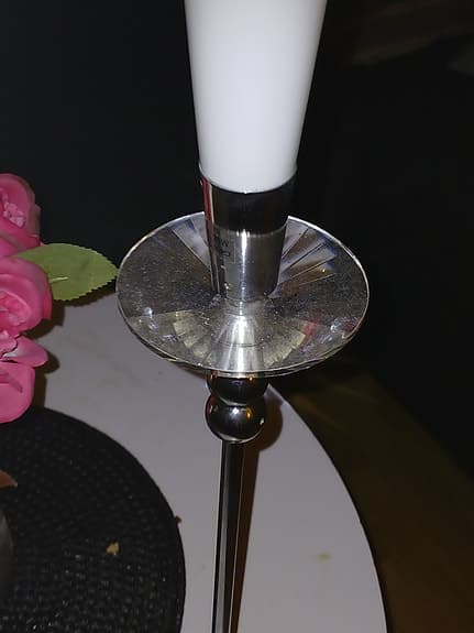 Fin lyxig lampa hög lång sladd. Rosa vackra retro ljusstakar. Felfria