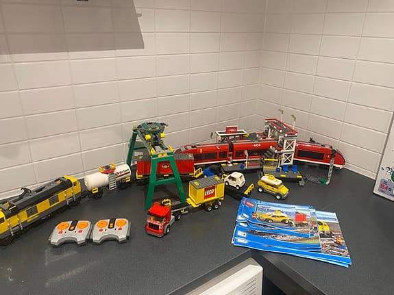 LEGO tågpaket – station, passagerartåg & godståg, helt och fint