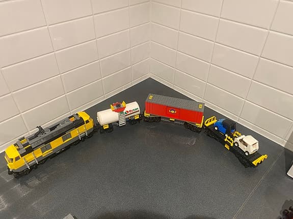LEGO tågpaket – station, passagerartåg & godståg, helt och fint
