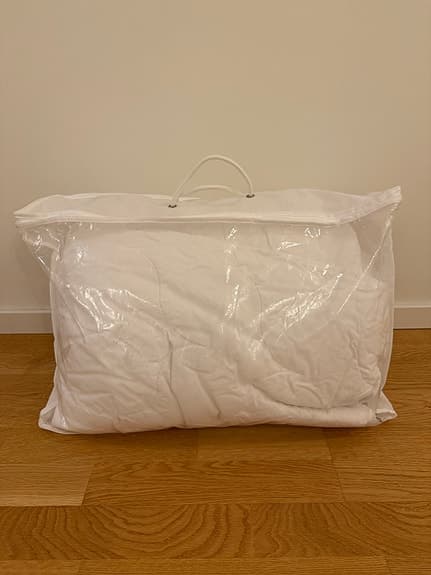 Svalt vitt täcke – 180x200, lyocell/polyester, med praktisk förvaringsväska