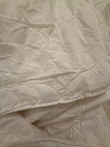 Svalt vitt täcke – 180x200, lyocell/polyester, med praktisk förvaringsväska