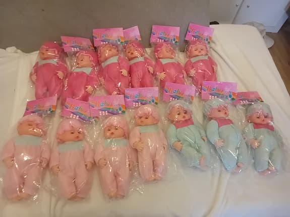 Docka röd/rosa/blå 50kr st