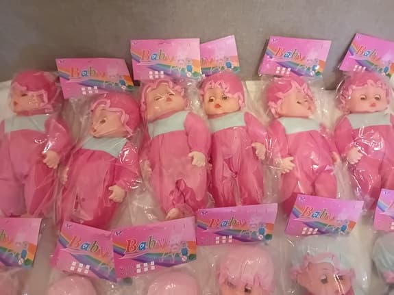Docka röd/rosa/blå 50kr st