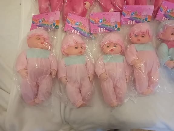 Docka röd/rosa/blå 50kr st