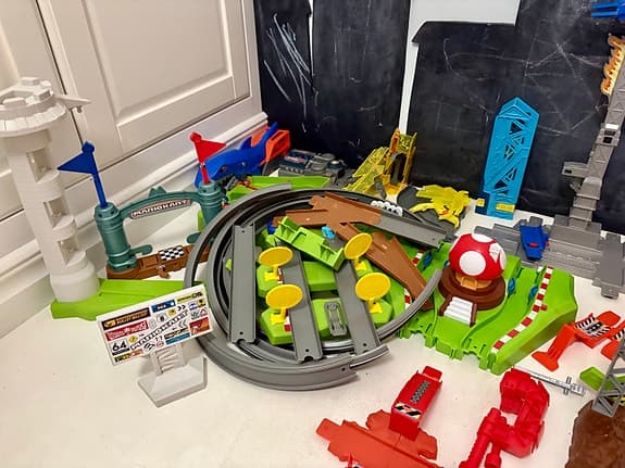 Hot Wheels barnleksaker bilbana och bilar