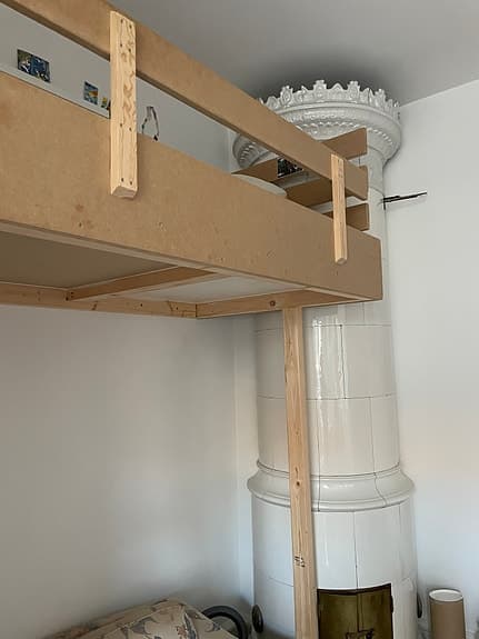 Platsbyggd loftsäng