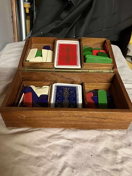 Retro kortspel med marker i trälåda