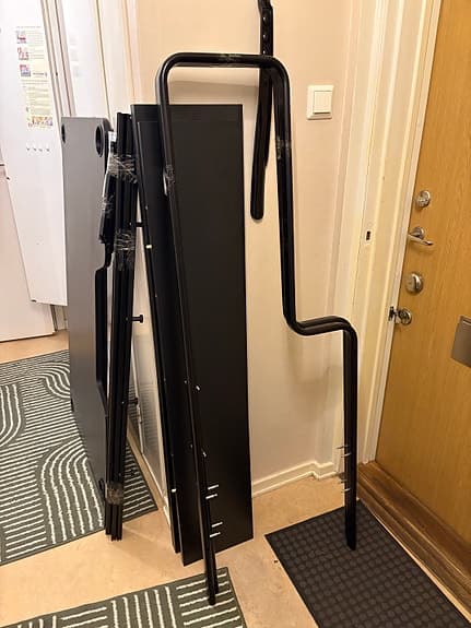 Snygg skrivbord med hyllor från IKEA!