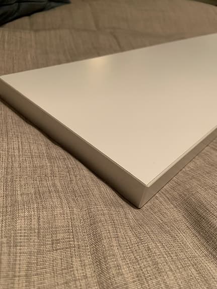 Vägghylla med dold upphängning