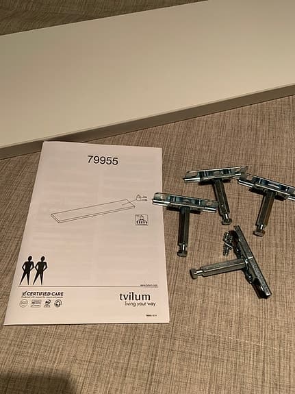 Vägghylla med dold upphängning