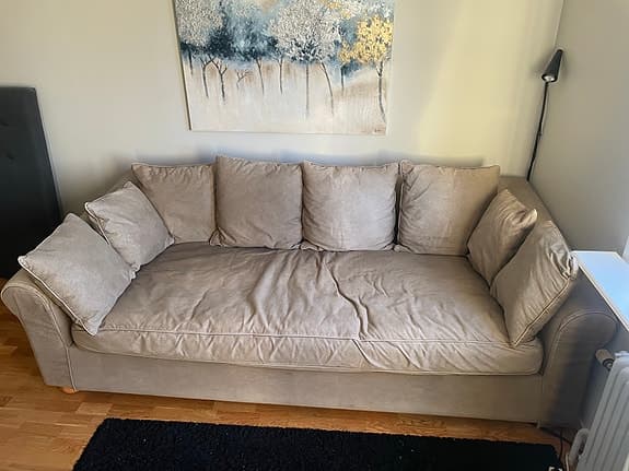 Design soffa inhandlad på R.O.O.M S-holm”