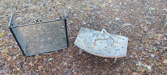 Gnistgaller och eldstadsplatta med vedstapelstöd