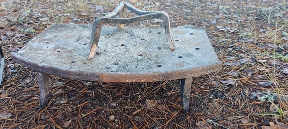 Gnistgaller och eldstadsplatta med vedstapelstöd