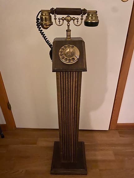 Italiensk golvtelefon i trä från mitten 1970-tal.