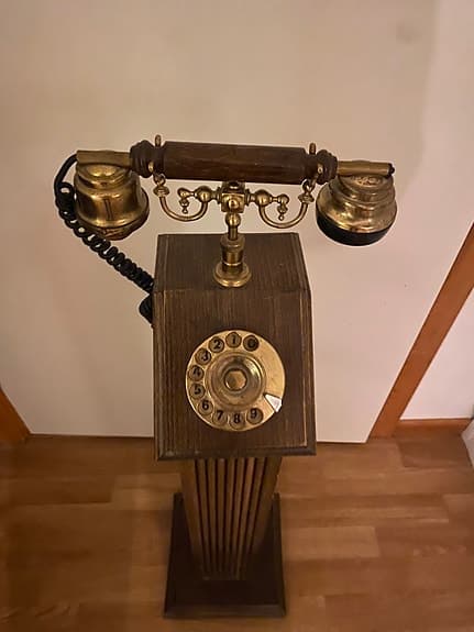 Italiensk golvtelefon i trä från mitten 1970-tal.