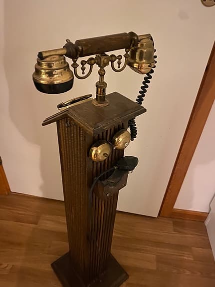 Italiensk golvtelefon i trä från mitten 1970-tal.