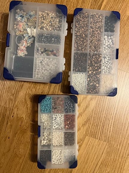 Mängder av pärlor, verktyg och annat, för att börja tillverka dina egna smycken