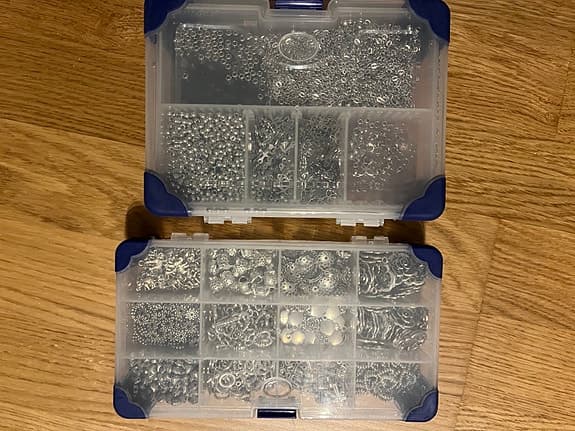 Mängder av pärlor, verktyg och annat, för att börja tillverka dina egna smycken