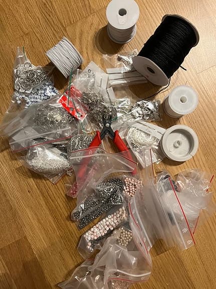 Mängder av pärlor, verktyg och annat, för att börja tillverka dina egna smycken