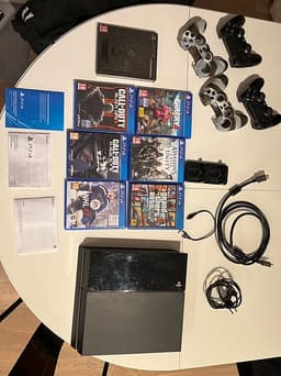 Playstation 4 ink blu-ray 500GB ink 7 spel på disc och laddnings docka