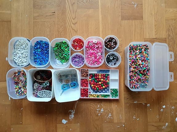 Pärlor och tillbehör till smyckestillverkning