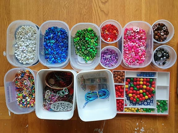Pärlor och tillbehör till smyckestillverkning