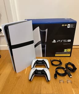Playstation 5 (PS5) Pro med två handkontroller i nyskick!