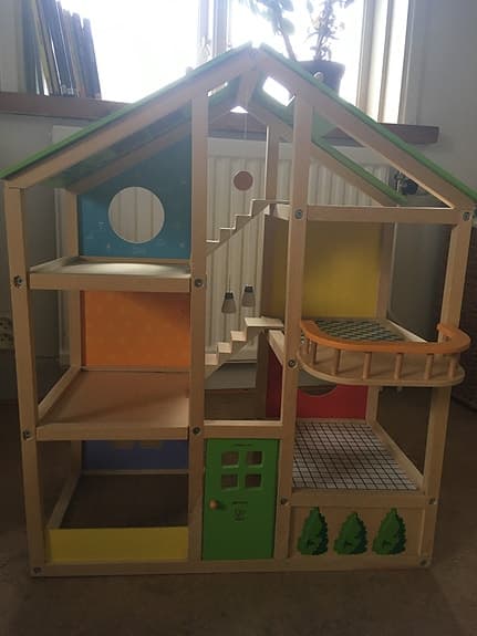 Stor trädockhus med möbler