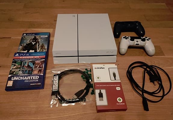 PS4 vit, nyservad, 2 TB lagring, 2 handkontroller, m.m.