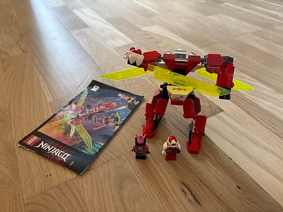 LEGO NINJAGO byggsats röd robot med vapen