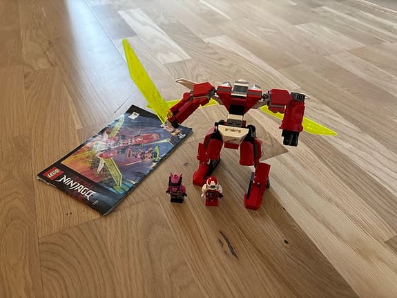 LEGO NINJAGO byggsats röd robot med vapen